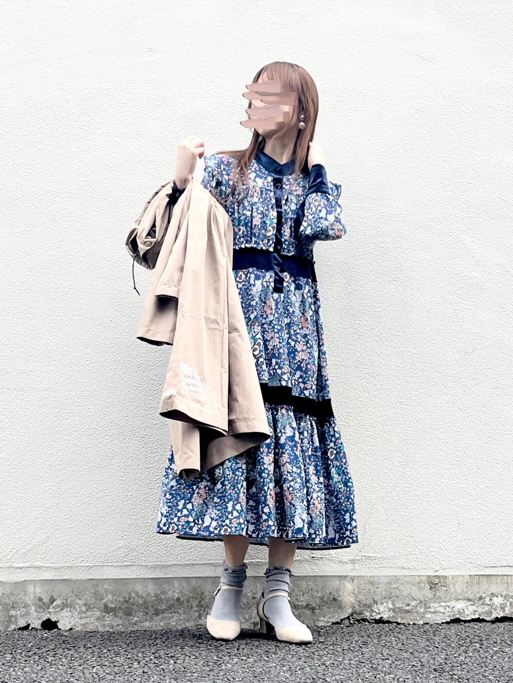 ベージュ系のパンプス、ブルー系のワンピース、ベージュ系のレインコート/ポンチョを着用したレディースの春コーディネートの4枚目の写真