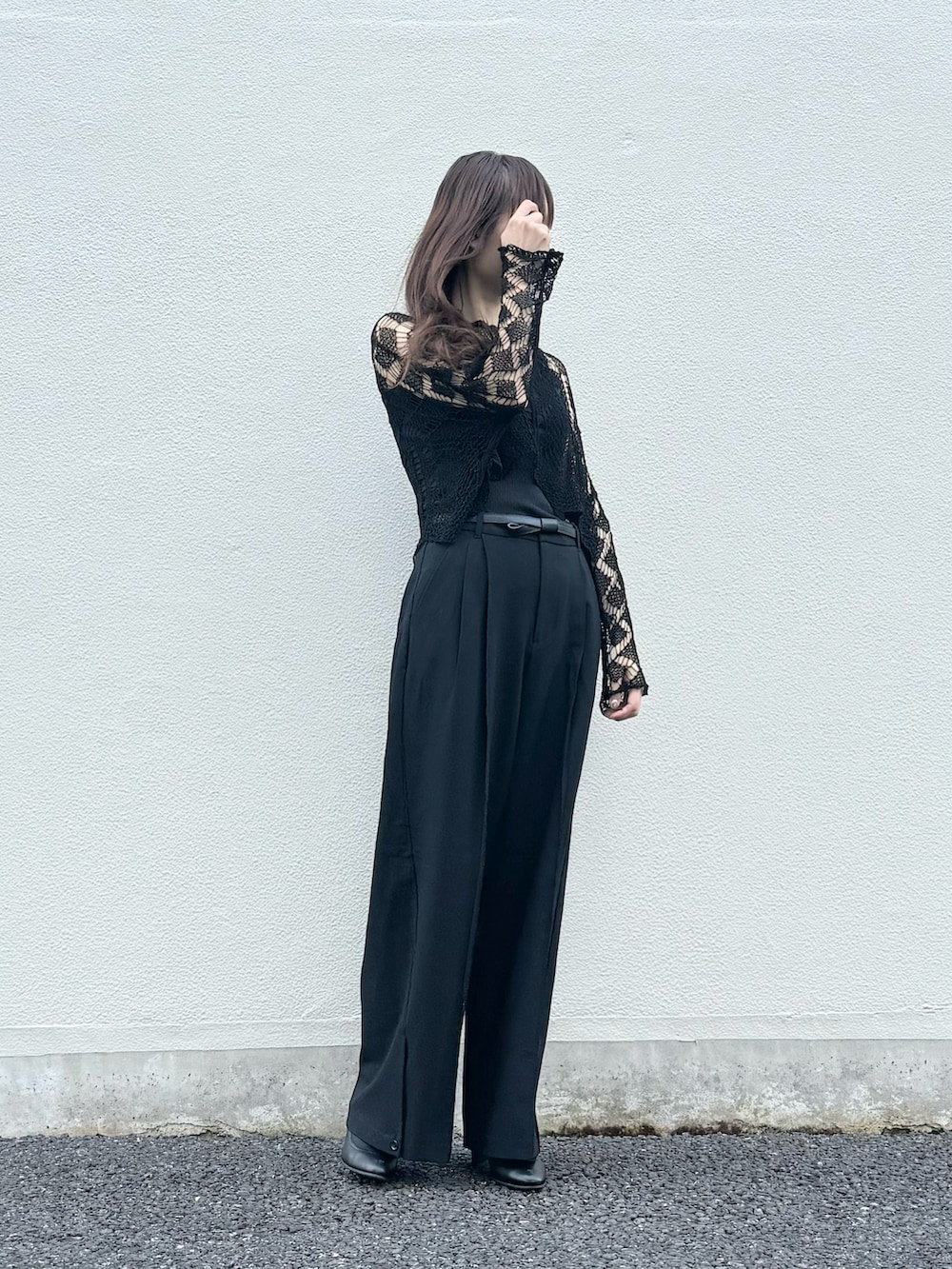 ブラック系のニット/セーター、ブラック系のパンツ、ブラック系のタンクトップを着用したレディースの秋コーディネートの3枚目の写真