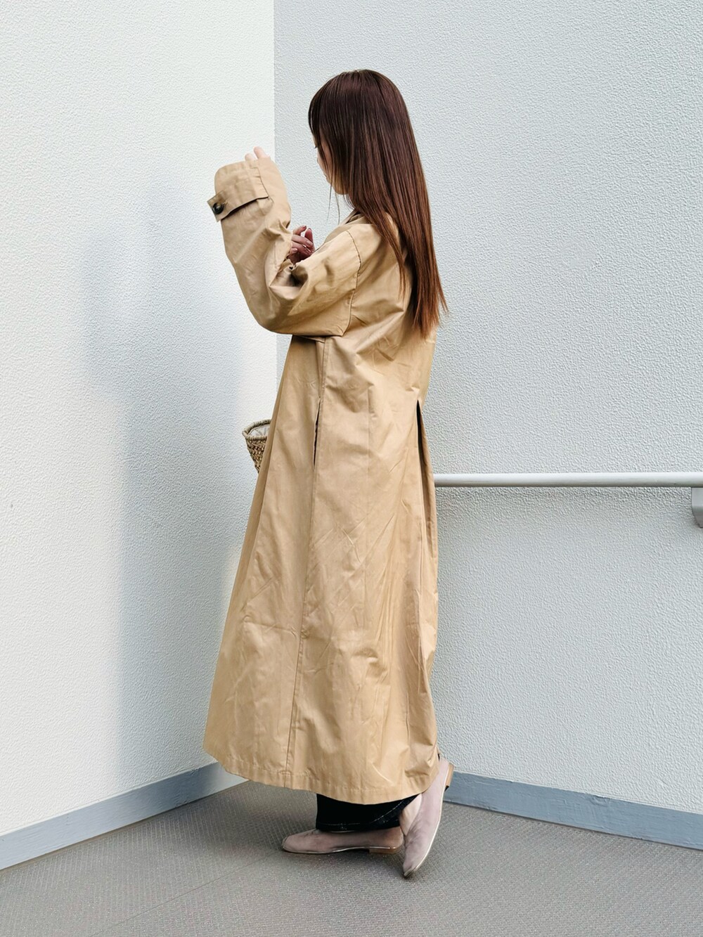 ホワイト系のニット/セーター、ブルー系のその他パンツ、ベージュ系のステンカラーコートを着用したレディースの春コーディネートの4枚目の写真