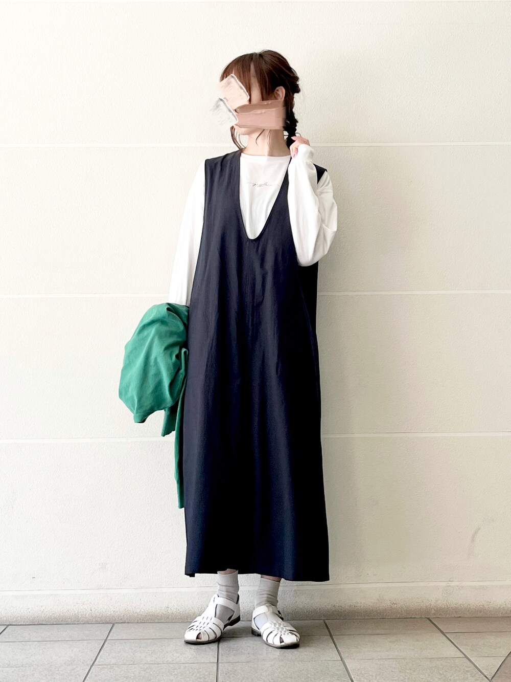 ブルー系のワンピース、ホワイト系のTシャツ/カットソー、グリーン系のカーディガン/ボレロを着用したレディースの春コーディネートの3枚目の写真