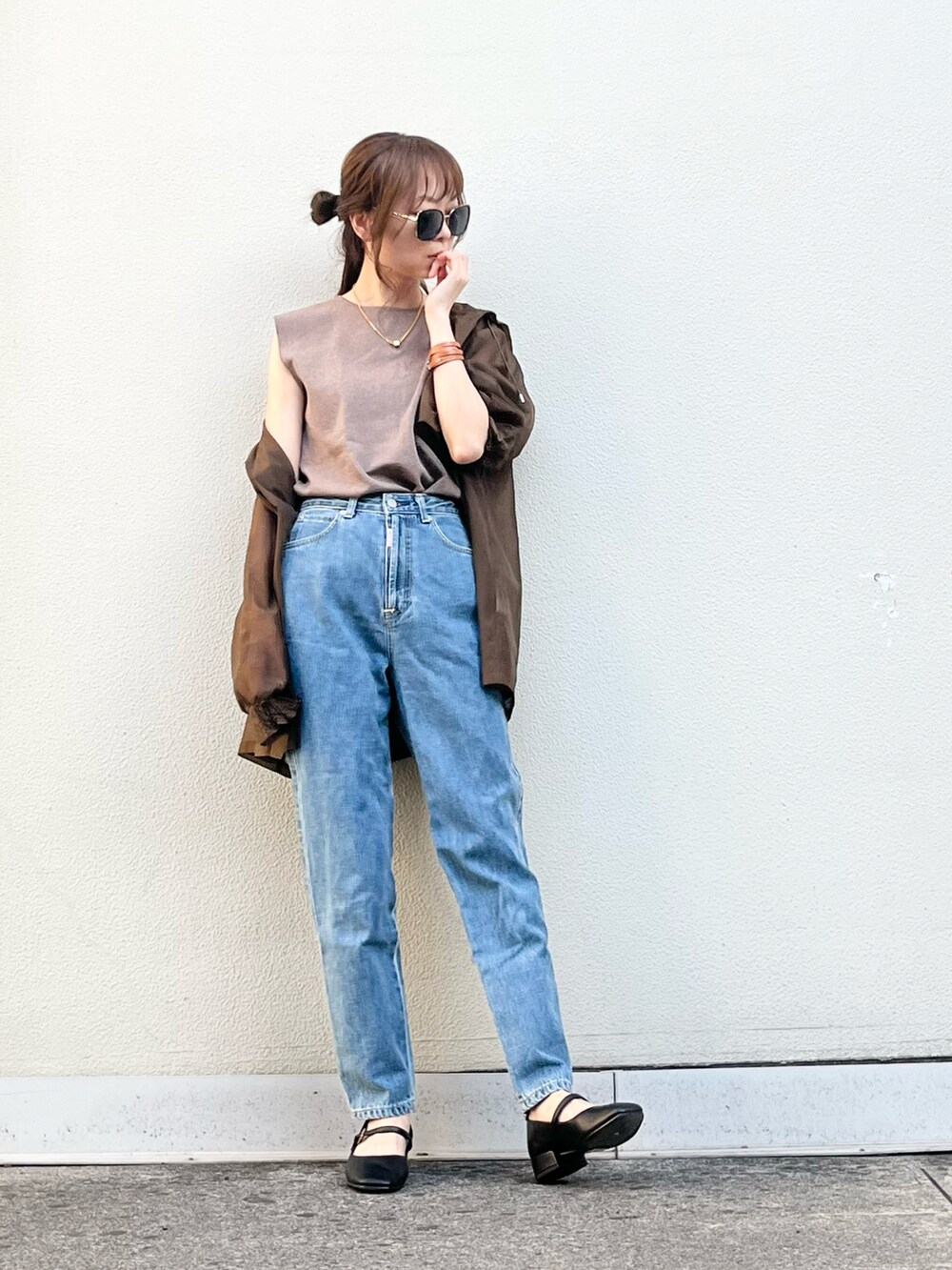「クラークス、clarks、シアートップス、デニム、しまむら、かごバッグ、brotherhood、ブラウン、骨格ウェーブ、ラクチンコーデ、春夏コーデ、休日スタイル、オトナカジュアル、お出かけコーデ日記、シャツスタイル」|「ClarksのSeren30 Buckle / セレン30バックル (ブラックレザー)(パンプス、ブラック系)」を使った、syrupさん(レディース・162cm)の春コーディネートの2枚目の写真