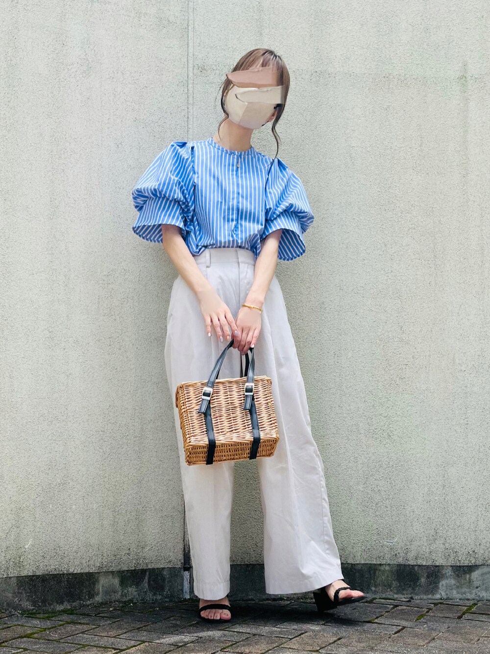 ベージュ系のバッグ、グレー系のその他パンツ、ブラック系のサンダルを着用したレディースの夏コーディネートの2枚目の写真