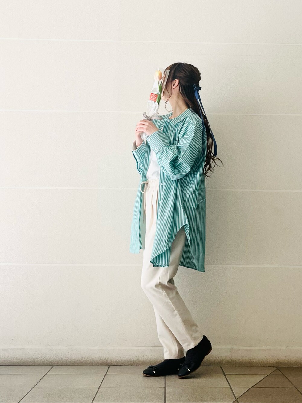 グリーン系のシャツ/ブラウス、ホワイト系のその他パンツ、ブラック系のバレエシューズを着用したレディースの冬コーディネートの2枚目の写真