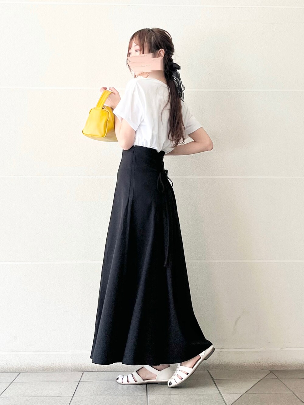 ホワイト系のTシャツ/カットソー、イエロー系のハンドバッグ、ブラック系のスカートを着用したレディースの春コーディネートの4枚目の写真