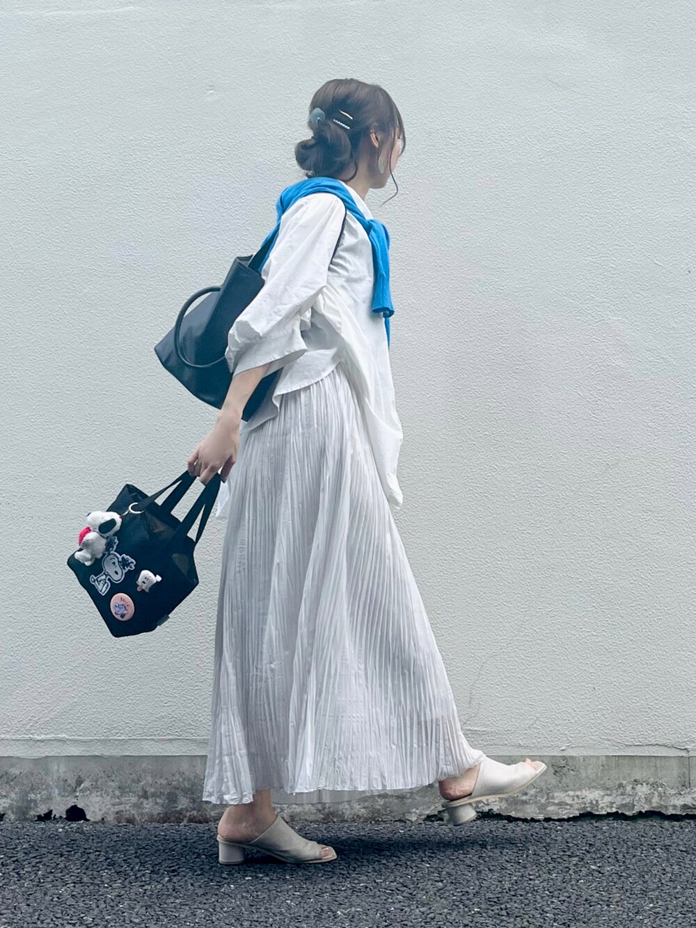 ホワイト系のシャツ/ブラウス、ブルー系のカーディガン/ボレロ、ブラック系のトートバッグを着用したレディースの春コーディネートの2枚目の写真