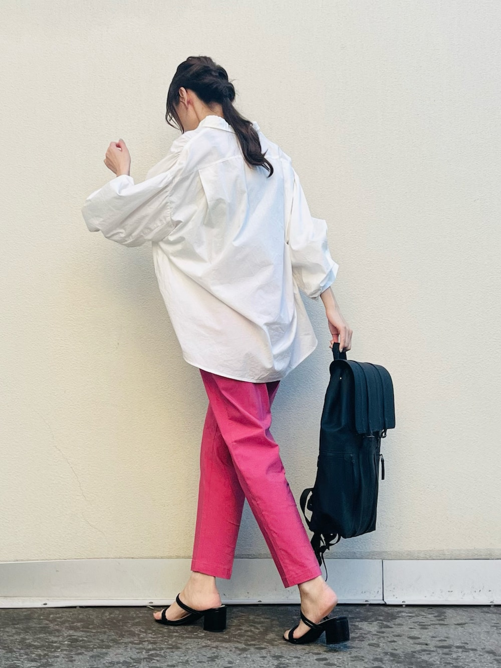 ブラック系のバックパック/リュック、ホワイト系のシャツ/ブラウス、ピンク系のその他パンツを着用したレディースの春コーディネートの4枚目の写真