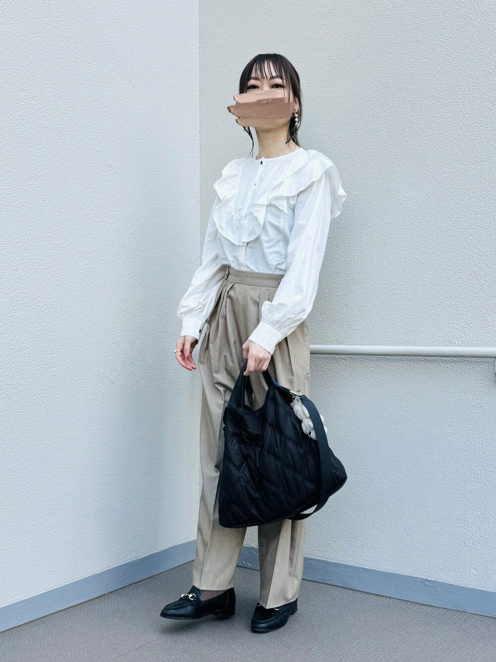 ブラック系のトートバッグ、グリーン系のその他パンツ、ホワイト系のシャツ/ブラウスを着用したレディースの春コーディネートの2枚目の写真