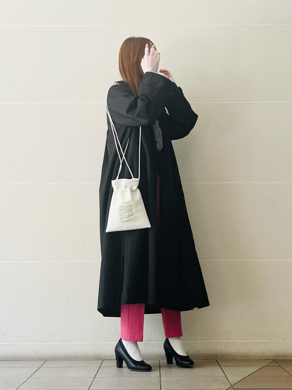「オトナ女子、THEATRE PRODUCTS、FREAK’Ｓ STORE、ピンク、ECRIRE、スプリングコート、お出かけコーデ、休日コーデ、パンツスタイル、春カラー、巾着バッグ、ショルダーバッグ、骨格ウェーブ、オトナカジュアル、手袋」｜「FREAK'S STOREのTHEATRE PRODUCTS/シアタープロダクツ 別注マニフェストネームポーチ（ショルダーバッグ、ホワイト系）」を使った、syrupさん（レディース・162cm）の春コーディネートの4枚目の写真
