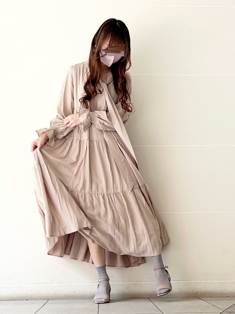 ベージュ系のワンピース、グレー系のサンダル、ブルー系のソックス/靴下を着用したレディースの冬コーディネートの2枚目の写真