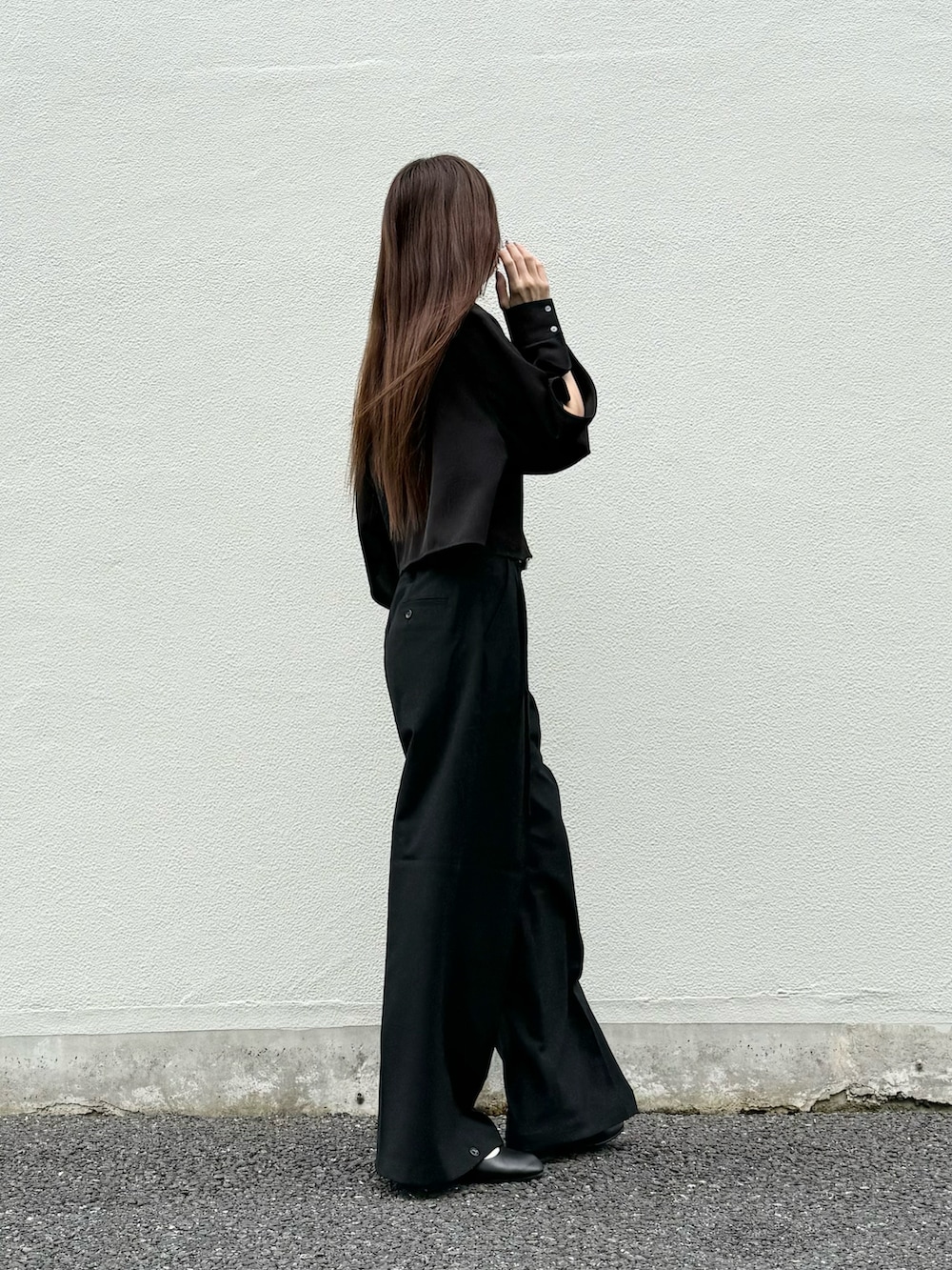 ブラック系のシャツ/ブラウス、ブラック系のパンツ、ブラック系のパンプスを着用したレディースの秋コーディネートの3枚目の写真