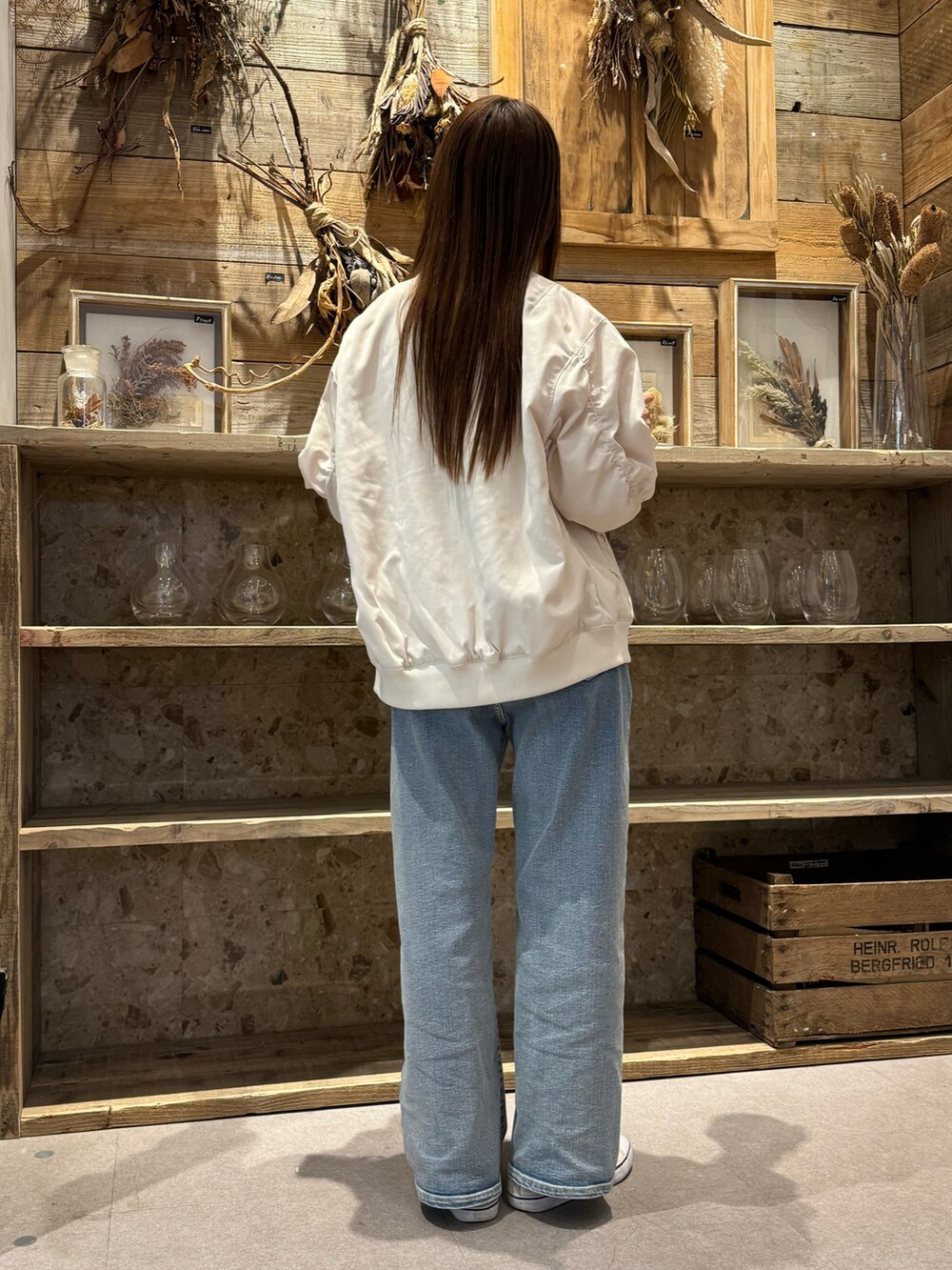 「大人カジュアル、休日スタイル、ミリタリー、デニム、パンツスタイル、ラフコーデ、春カラー、スニーカー、カジュアル、シンプル、春のNewスタイル、スウェット、ブルゾン、春コーデ、骨格ウェーブ」｜「Te chichiのデニムワイドパンツ（その他パンツ、ブルー系）」を使った、syrupさん（レディース・162cm）の春コーディネートの2枚目の写真