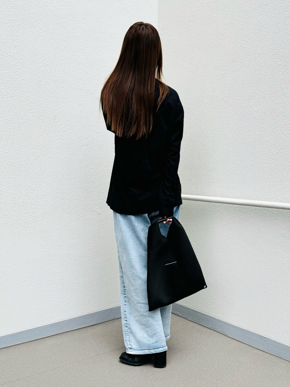 ブラック系のTシャツ/カットソー、ブラック系のトートバッグ、ブルー系のその他パンツを着用したレディースの春コーディネートの2枚目の写真