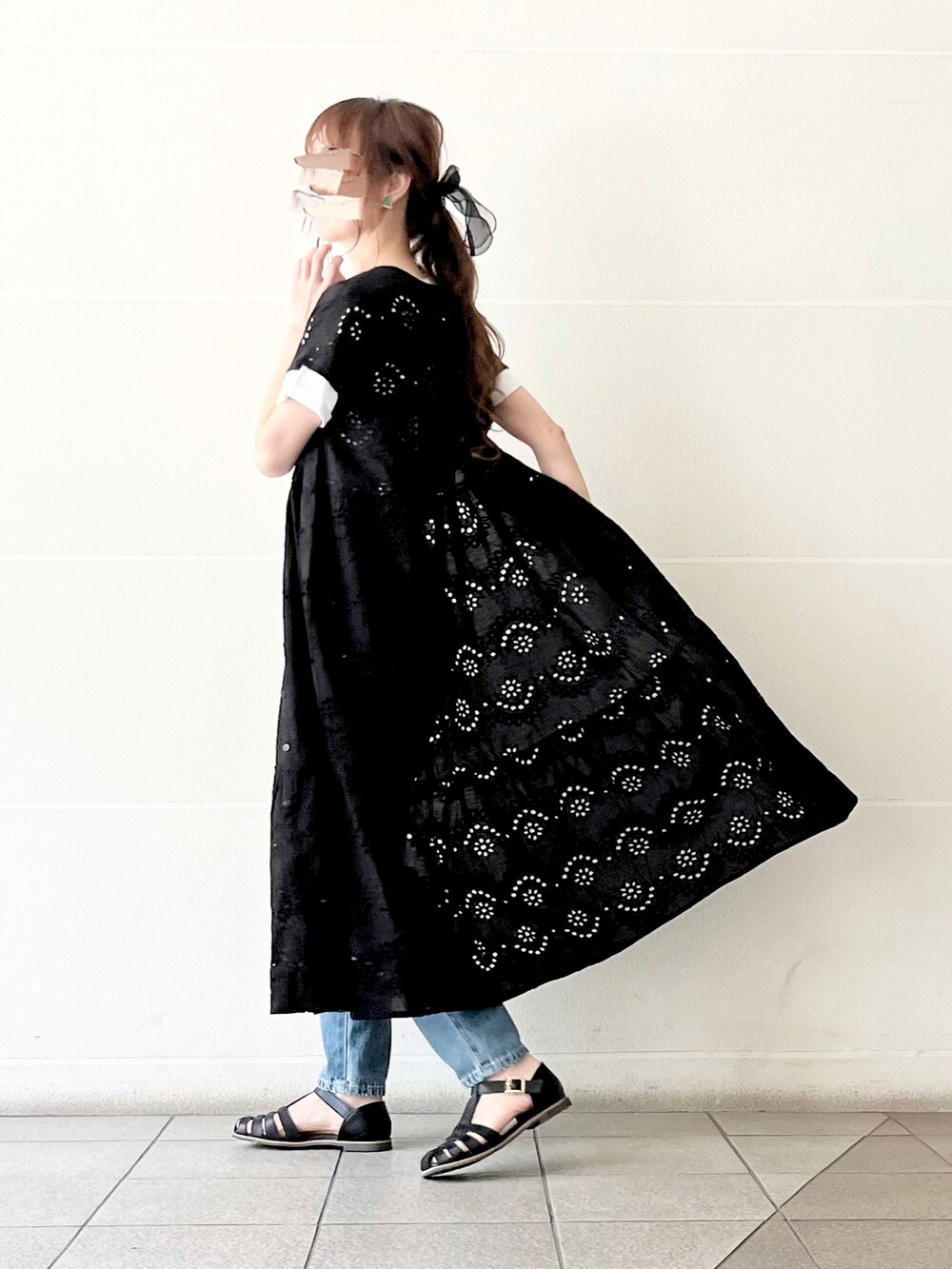 ブラック系のワンピース、ホワイト系のTシャツ/カットソー、グリーン系のトートバッグを着用したレディースの春コーディネートの5枚目の写真