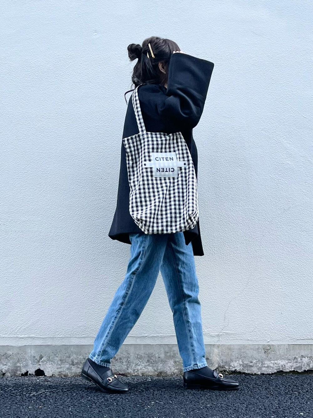 ホワイト系のTシャツ/カットソー、ブラック系のトートバッグ、ブラック系のその他アウターを着用したレディースの冬コーディネートの2枚目の写真