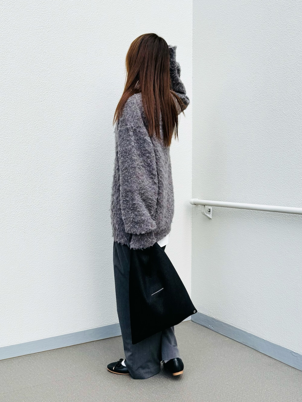 ブラック系のトートバッグ、ブラック系のバレエシューズ、グレー系のその他パンツを着用したレディースの冬コーディネートの5枚目の写真