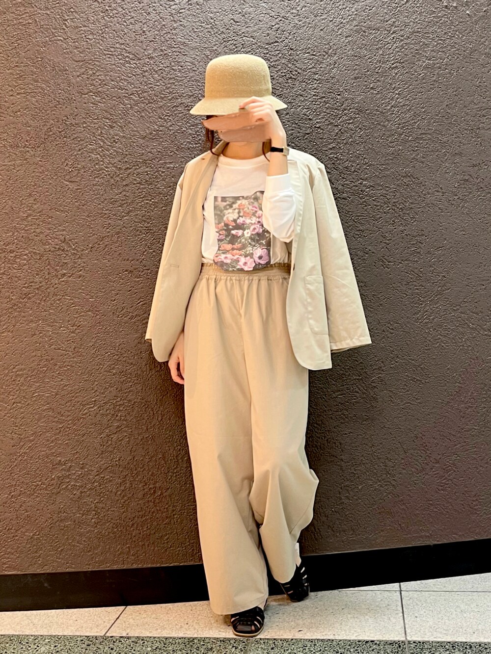 ベージュ系のテーラードジャケット、ブラック系のサンダル、ホワイト系のTシャツ/カットソーを着用したレディースの春コーディネートの5枚目の写真