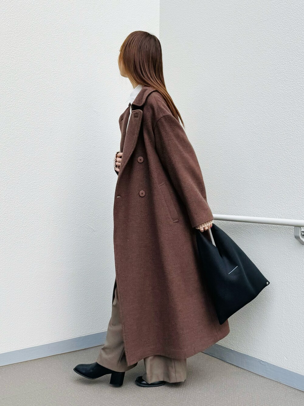 「冬を彩る色いろコーデ、大人かわいい、ブラウン、ロングコート、パンツスタイル、MM6、シンプルスタイル、オトナカジュアル、シャツスタイル、ワイドパンツ、スクエアトゥ、ブーツ、ブラウンコーデ」｜「MM6 Maison MargielaのMM6 Small Japanese（トートバッグ、ブラック系）」を使った、syrupさん（レディース・162cm）の冬コーディネートの3枚目の写真
