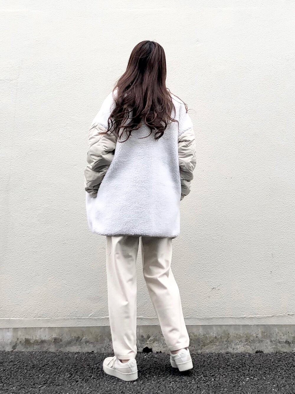 「テーパードパンツ、アウター、シンプル、ホワイト、ワントーンコーデ、ボア、キルティング、裏起毛、リバーシブル、きれいめカジュアル、ホワイトコーデ、green label relaxing、ラクチンコーデ、coca、COTORICA.」|「COTORICAの袖キルティングボアリバーシブルジャケット(ブルゾン、ホワイト系)」を使った、syrupさん(レディース・162cm)の秋コーディネートの2枚目の写真