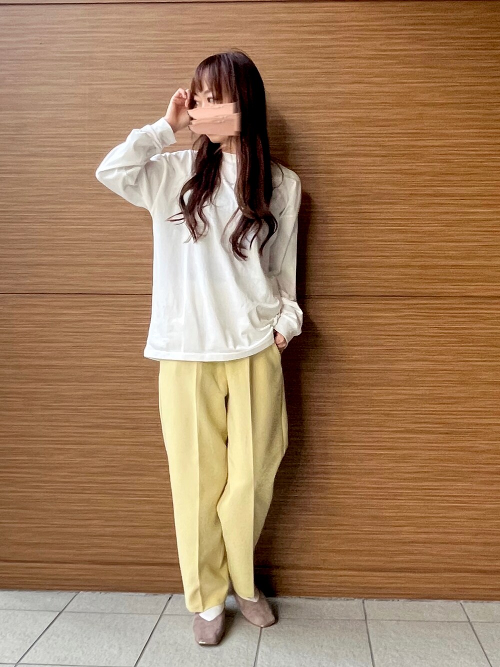 「カジュアル、SLOBE IENA、きれいめカジュアル、デニムジャケット、カラーパンツ、イエロー、ロンT、ORiental TRaffic(ORiental TRaffic)、シンプル、休日スタイル、パンツスタイル、春色、春コーデ、オトナ女子、大人コーデ」｜「SLOBE IENAのLE DENIM Ecru CPOブルゾン◆（ジャケット/アウター、ホワイト系）」を使った、syrupさん（レディース・162cm）の春コーディネートの2枚目の写真