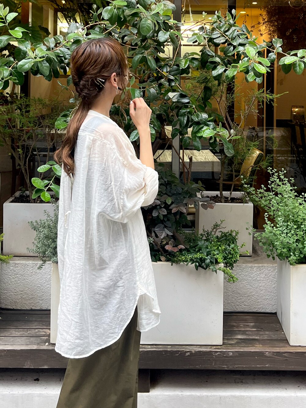 ブラック系のタンクトップ、グリーン系のその他パンツ、ブラック系のサンダルを着用したレディースの夏コーディネートの3枚目の写真