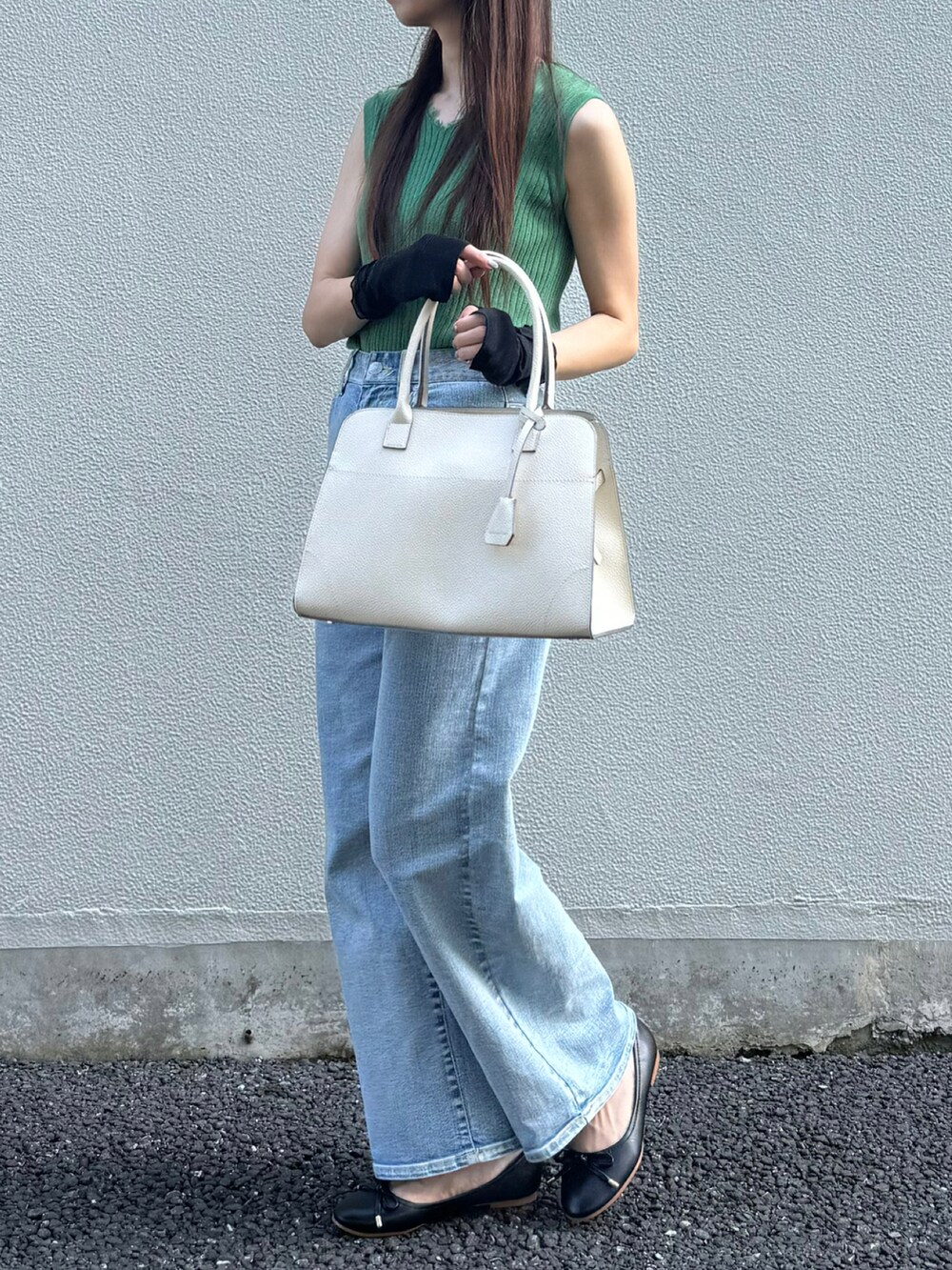 ベージュ系のトートバッグ、ブラック系のバレエシューズ、ブルー系のその他パンツを着用したレディースの秋コーディネートの3枚目の写真