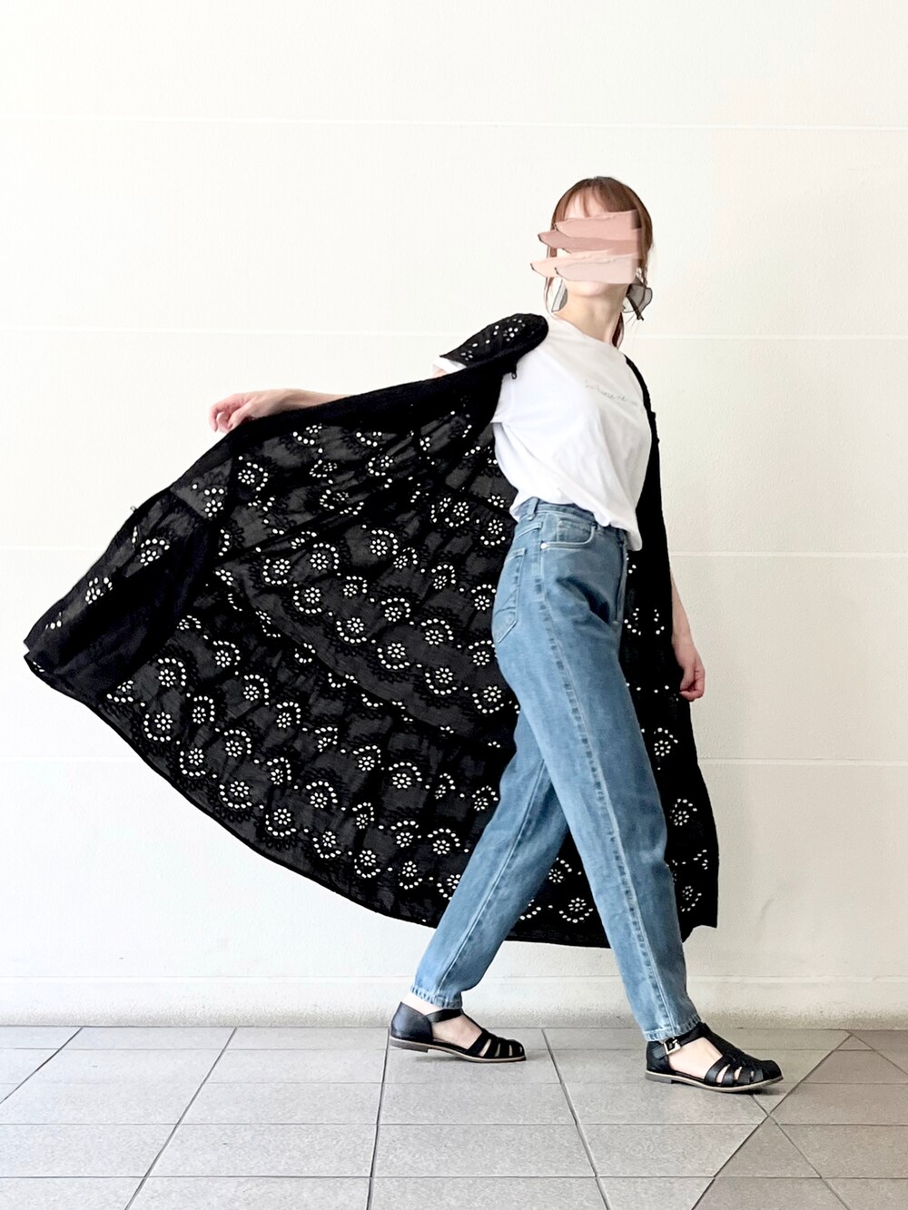 ブラック系のワンピース、ホワイト系のTシャツ/カットソー、グリーン系のトートバッグを着用したレディースの春コーディネートの3枚目の写真