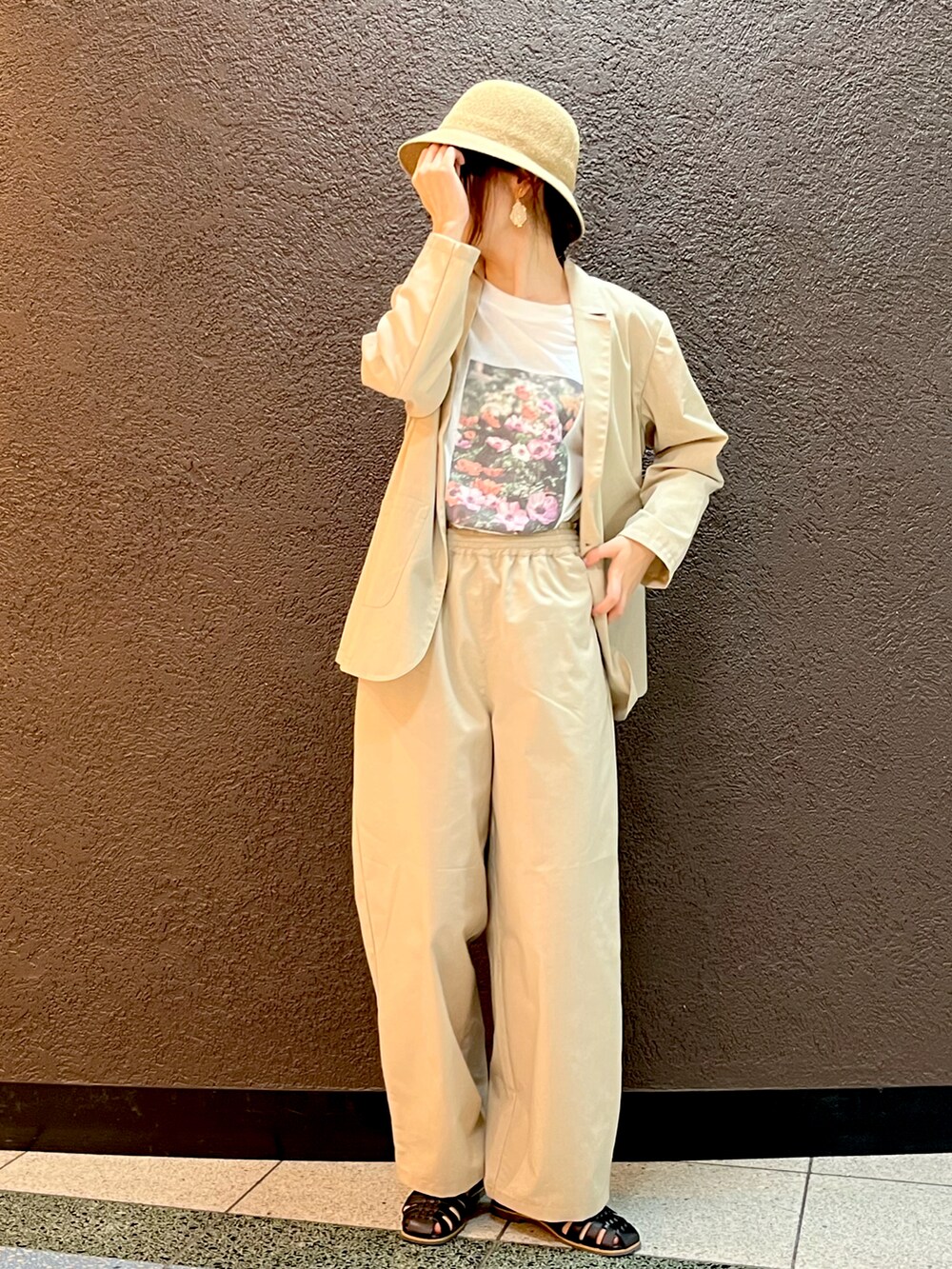 ベージュ系のテーラードジャケット、ブラック系のサンダル、ホワイト系のTシャツ/カットソーを着用したレディースの春コーディネートの3枚目の写真