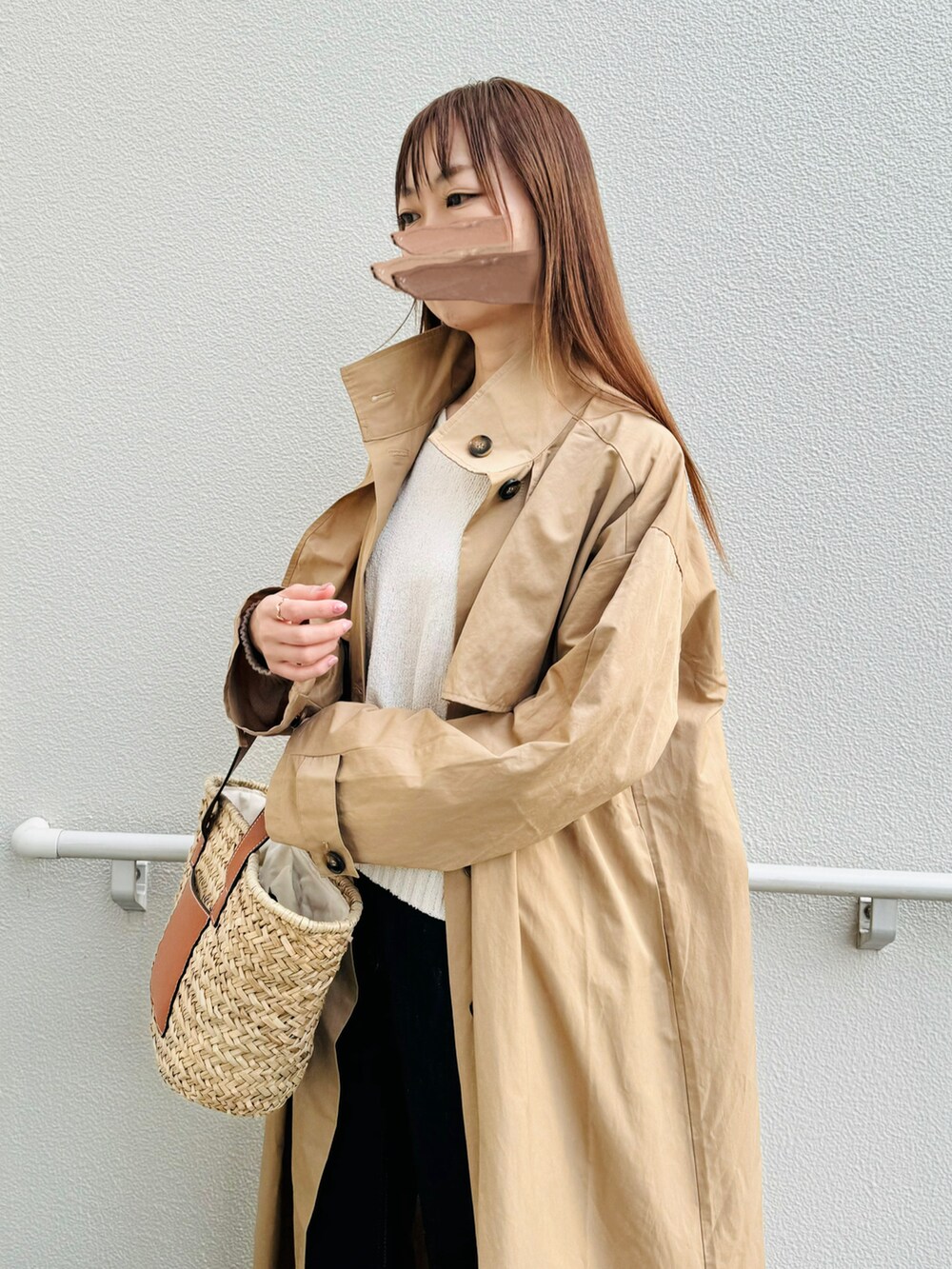 ホワイト系のニット/セーター、ブルー系のその他パンツ、ベージュ系のステンカラーコートを着用したレディースの春コーディネートの2枚目の写真