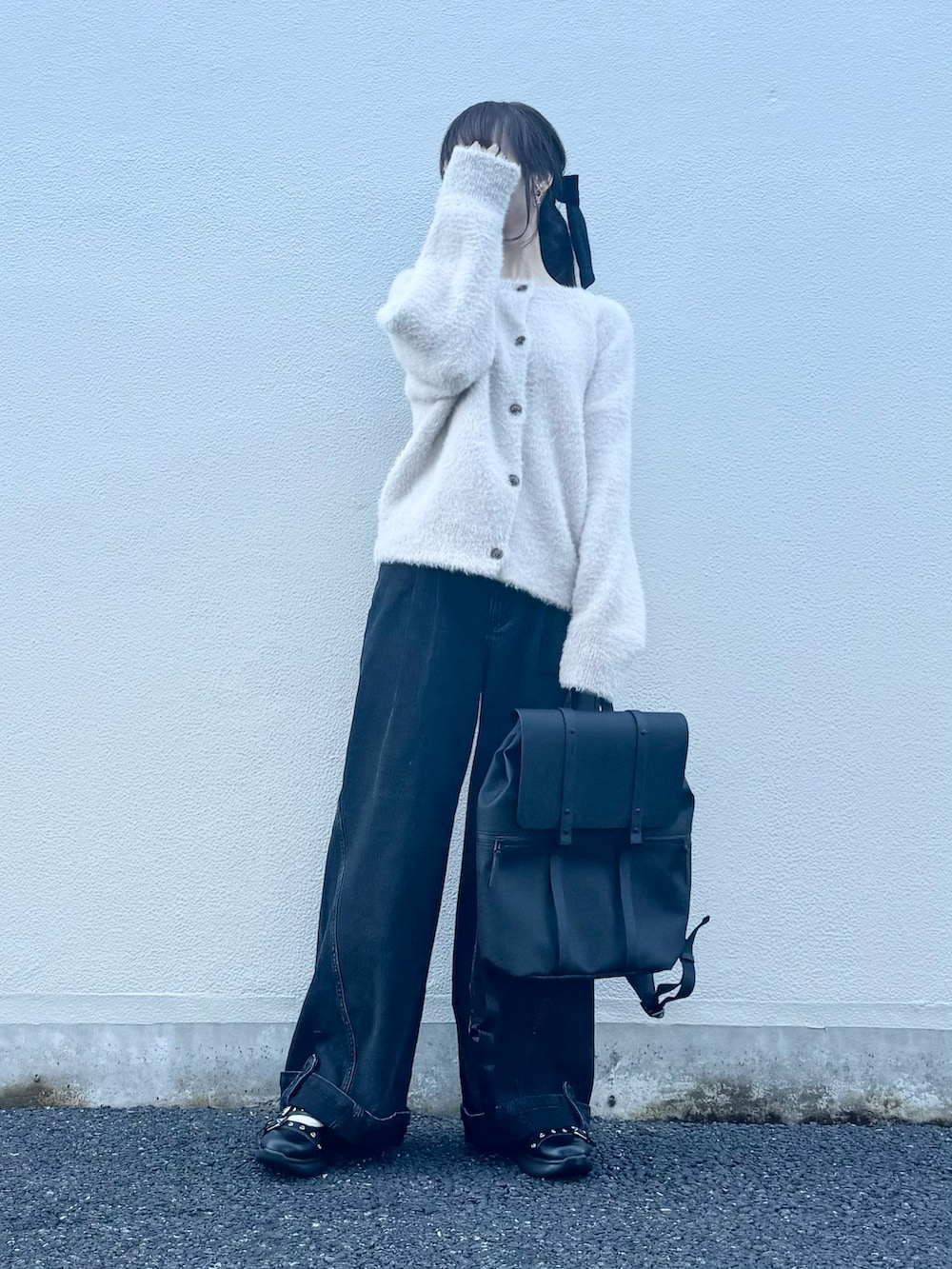 ブラック系のバックパック/リュック、グレー系のデニムパンツ、ブラック系のシューズを着用したレディースの秋コーディネートの2枚目の写真