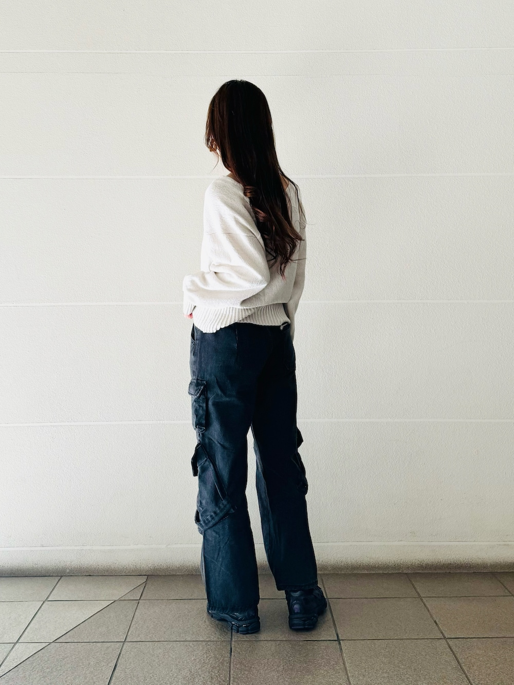 「PR、tinkerend、カーゴパンツ、パンツコーデ、ラフ、パンツスタイル、ユニセックス、シンプルコーデ」｜「tinkerendのMulti Pocket Belt Cargo Pants / マルチポケットベルトカーゴパンツ（デニムパンツ、ブラック系）」を使った、syrupさん（レディース・162cm）の秋コーディネートの3枚目の写真