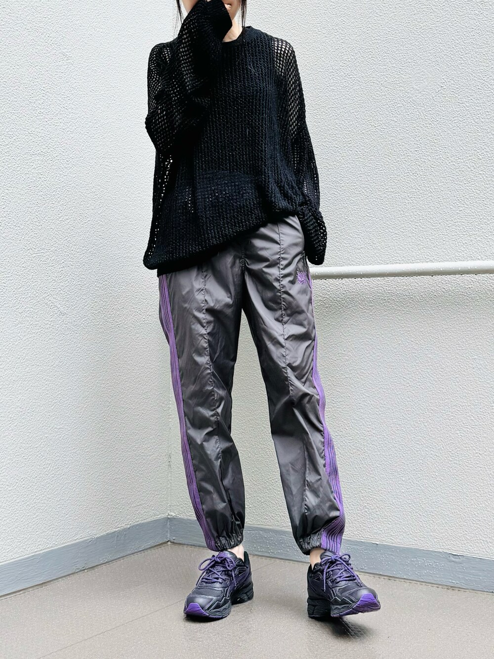 ブラック系のシューズ、ブラック系のパンツ、ブラック系のニット/セーターを着用したレディースの夏コーディネートの3枚目の写真