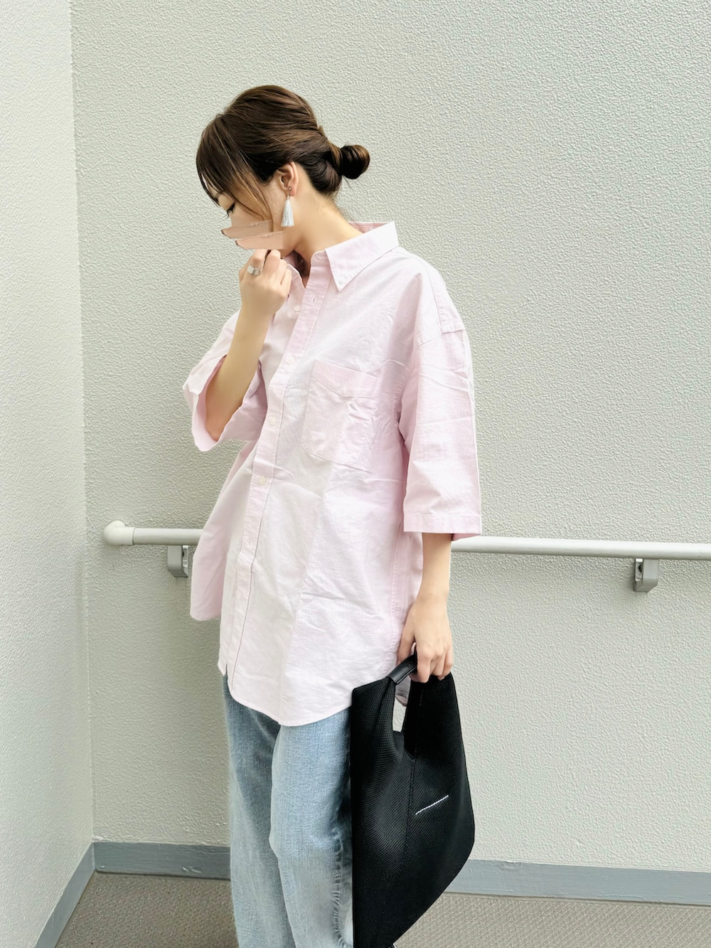 ブラック系のトートバッグ、ブルー系のその他パンツ、ピンク系のシャツ/ブラウスを着用したレディースの春コーディネートの2枚目の写真