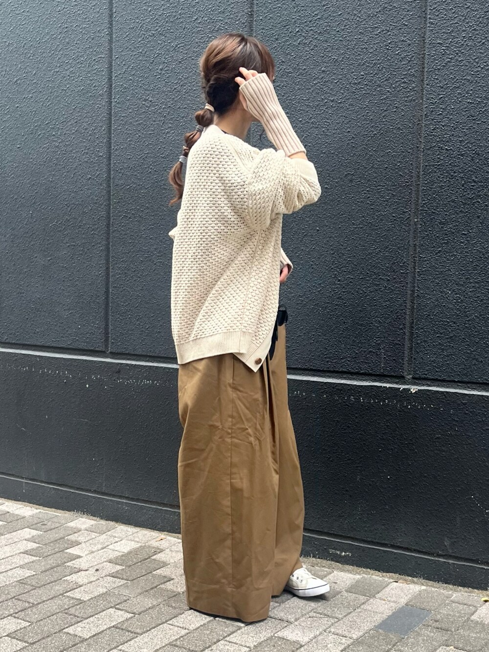 ブラック系のTシャツ/カットソー、ホワイト系のカーディガン/ボレロ、ブラック系のショルダーバッグを着用したレディースの秋コーディネートの2枚目の写真