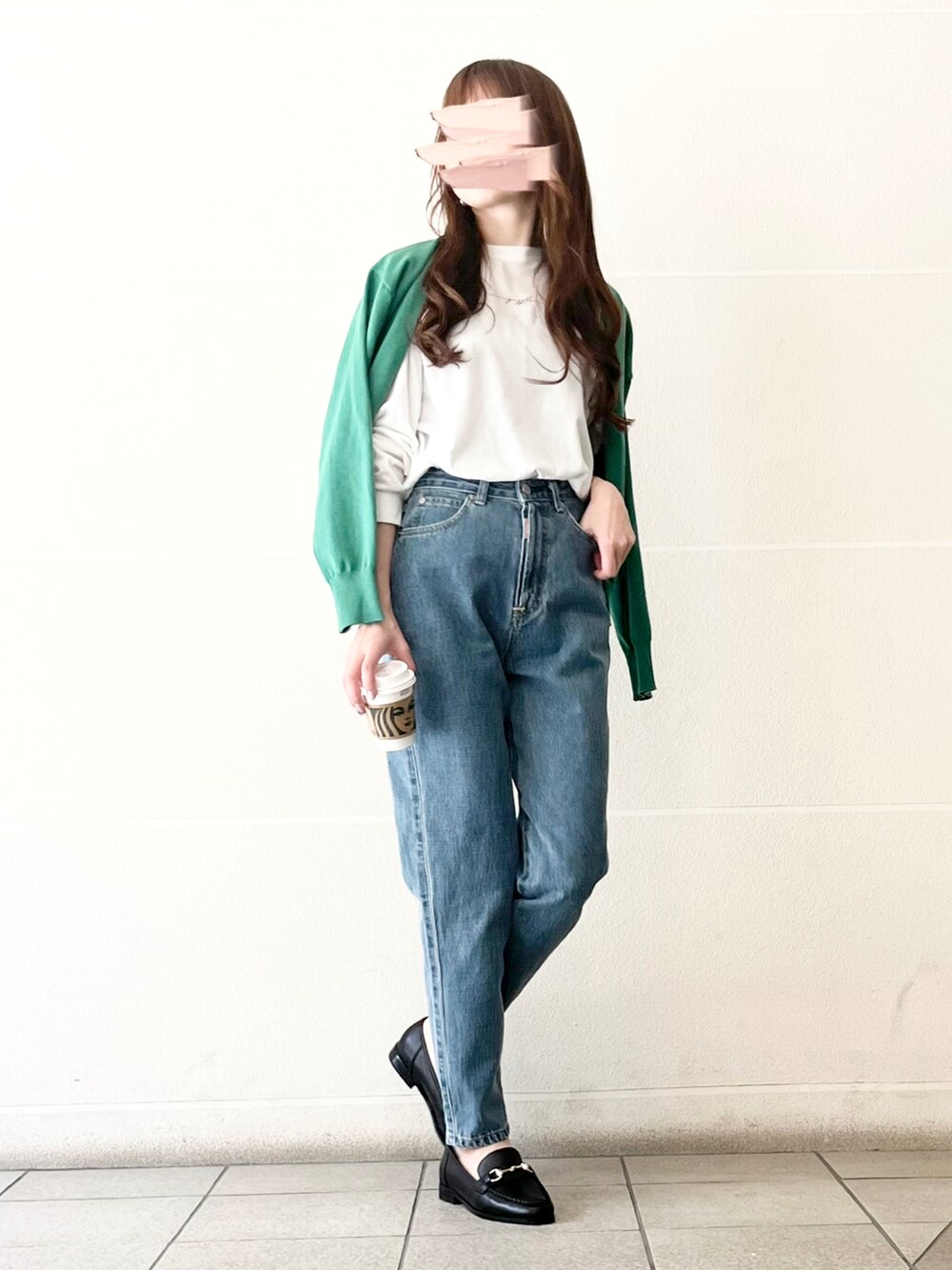 ブルー系のデニムパンツ、ホワイト系のTシャツ/カットソー、グリーン系のカーディガン/ボレロを着用したレディースの春コーディネートの3枚目の写真