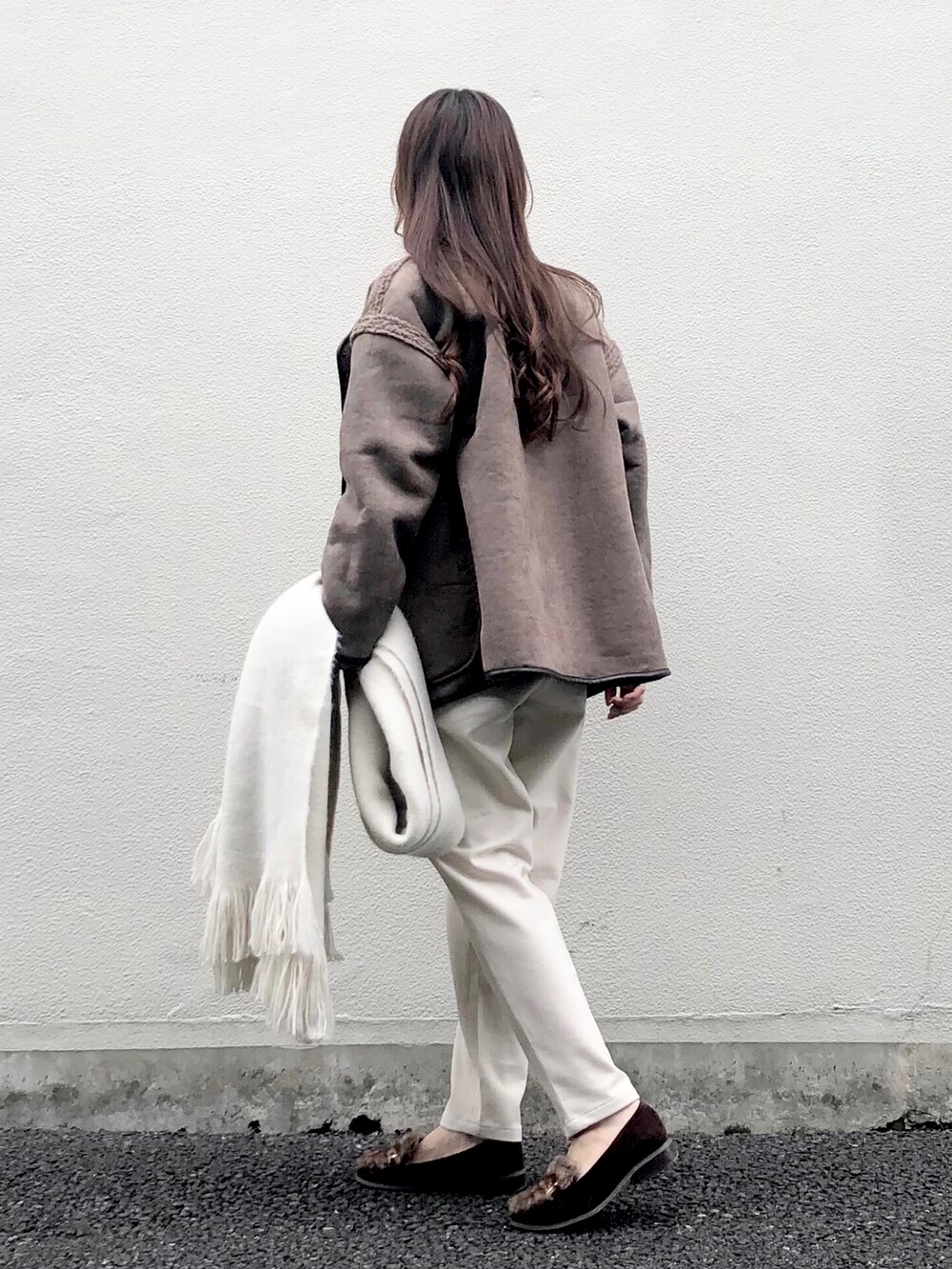 「テーパードパンツ、ボア、裏起毛、休日スタイル、ムートンコート、ラフ、白ニット、白パンツ、きれいめカジュアル、ボアジャケット、green label relaxing、URBAN RESEARCH、モカ、Sonny Label、AmbreNeige」|「URBAN RESEARCH Sonny Labelのリバーシブルフェイクムートンショートコート(その他アウター、ブラウン系)」を使った、syrupさん(レディース・162cm)の秋コーディネートの3枚目の写真