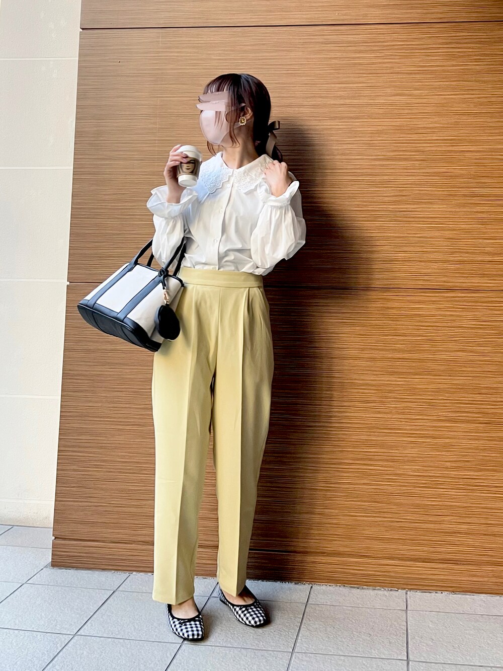 ブラック系のトートバッグ、ホワイト系のシャツ/ブラウス、イエロー系のその他パンツを着用したレディースの冬コーディネートの3枚目の写真