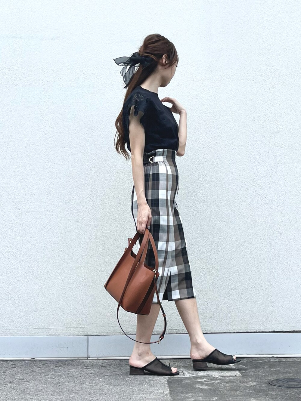 「andshin、バッグ、軽い、タイトスカート、チェック、夏コーデ、キレイめ、オトナ女子、きれいめカジュアル、上品、Tシャツ、シンプル、通勤コーデ、レース、韓国ファッション」|「coca(coca)のショルダーレースカットソTシャツ(Tシャツ/カットソー、ブラック系)」を使った、syrupさん(レディース・162cm)の夏コーディネートの3枚目の写真
