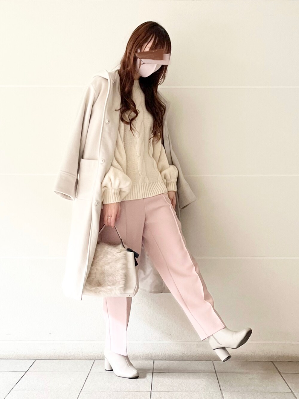 ホワイト系のニット/セーター、ピンク系のその他パンツ、ホワイト系のブーツを着用したレディースの冬コーディネートの2枚目の写真