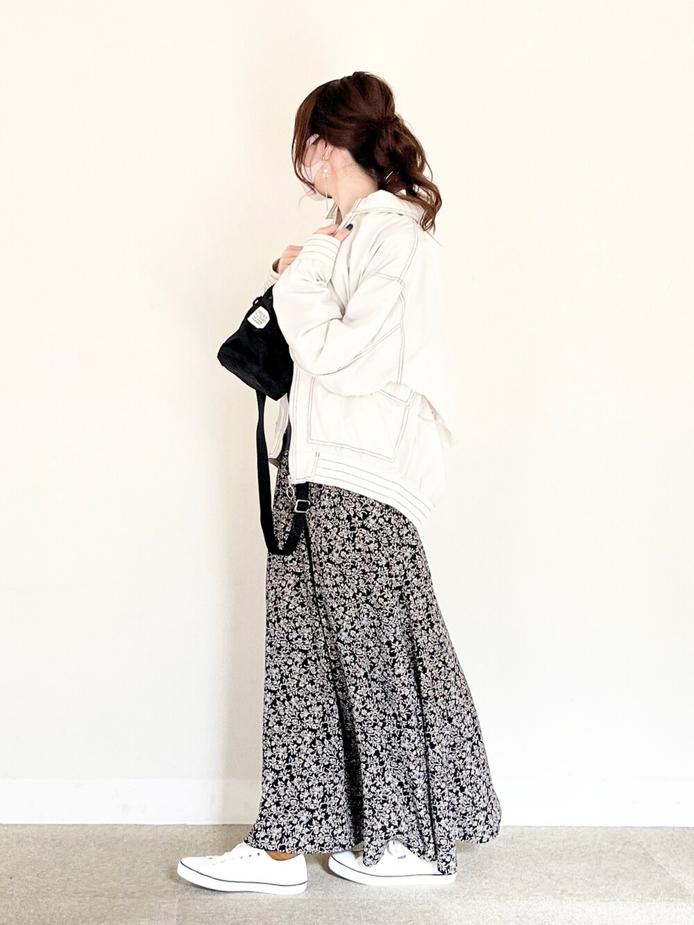 ホワイト系のジャケット/アウター、ブルー系のスウェット、ブラック系のスカートを着用したレディースの冬コーディネートの3枚目の写真