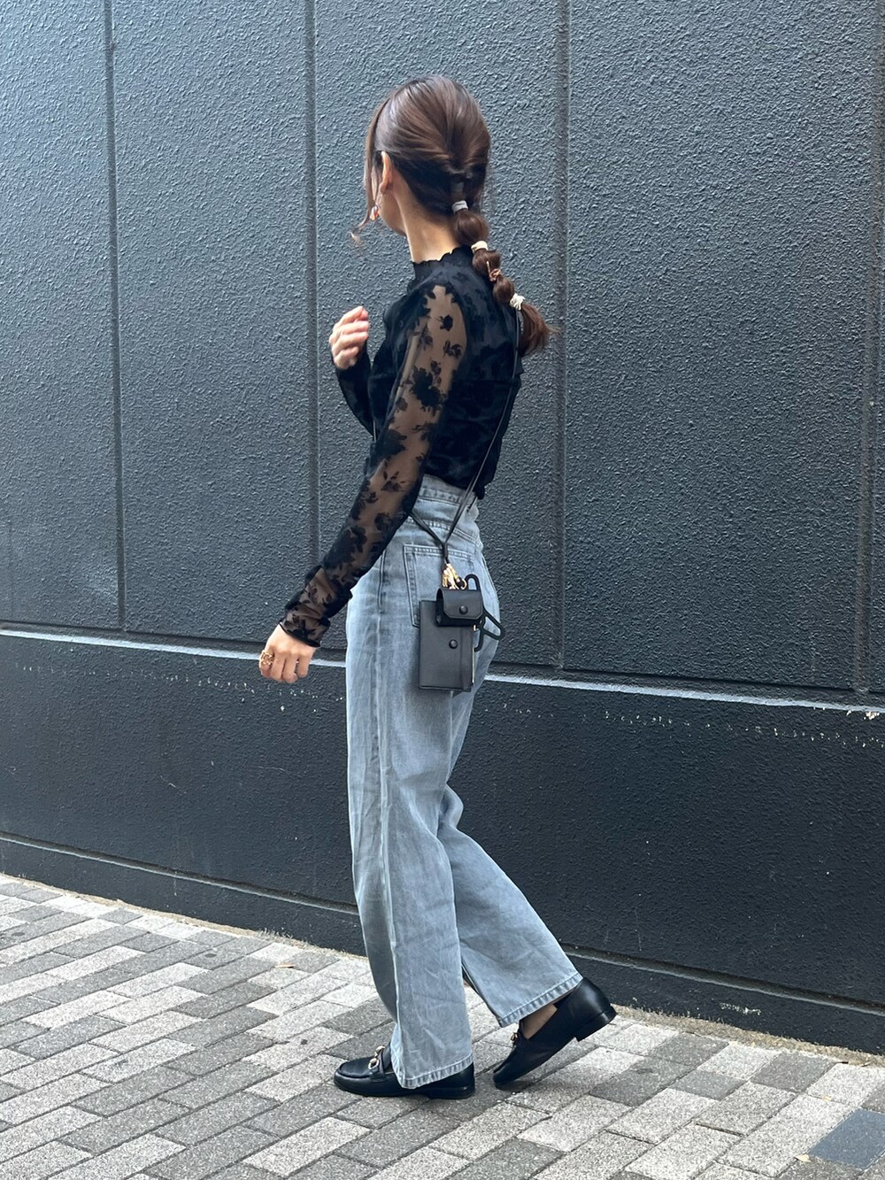 ブラック系のショルダーバッグ、ブラック系のローファー、ブラック系のTシャツ/カットソーを着用したレディースの秋コーディネートの4枚目の写真