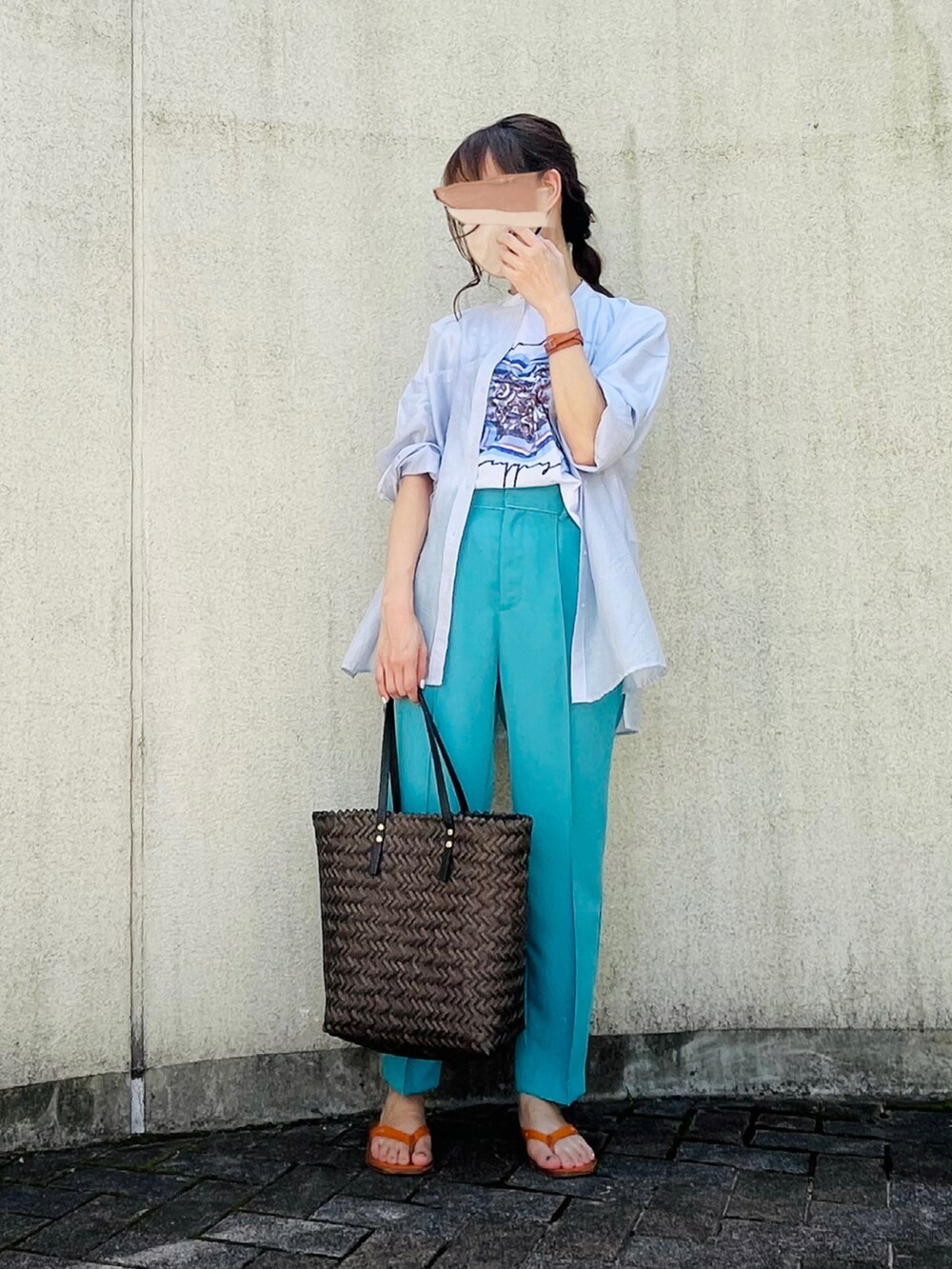 オレンジ系のサンダル、ブルー系のTシャツ/カットソー、ブルー系のその他パンツを着用したレディースの夏コーディネートの3枚目の写真
