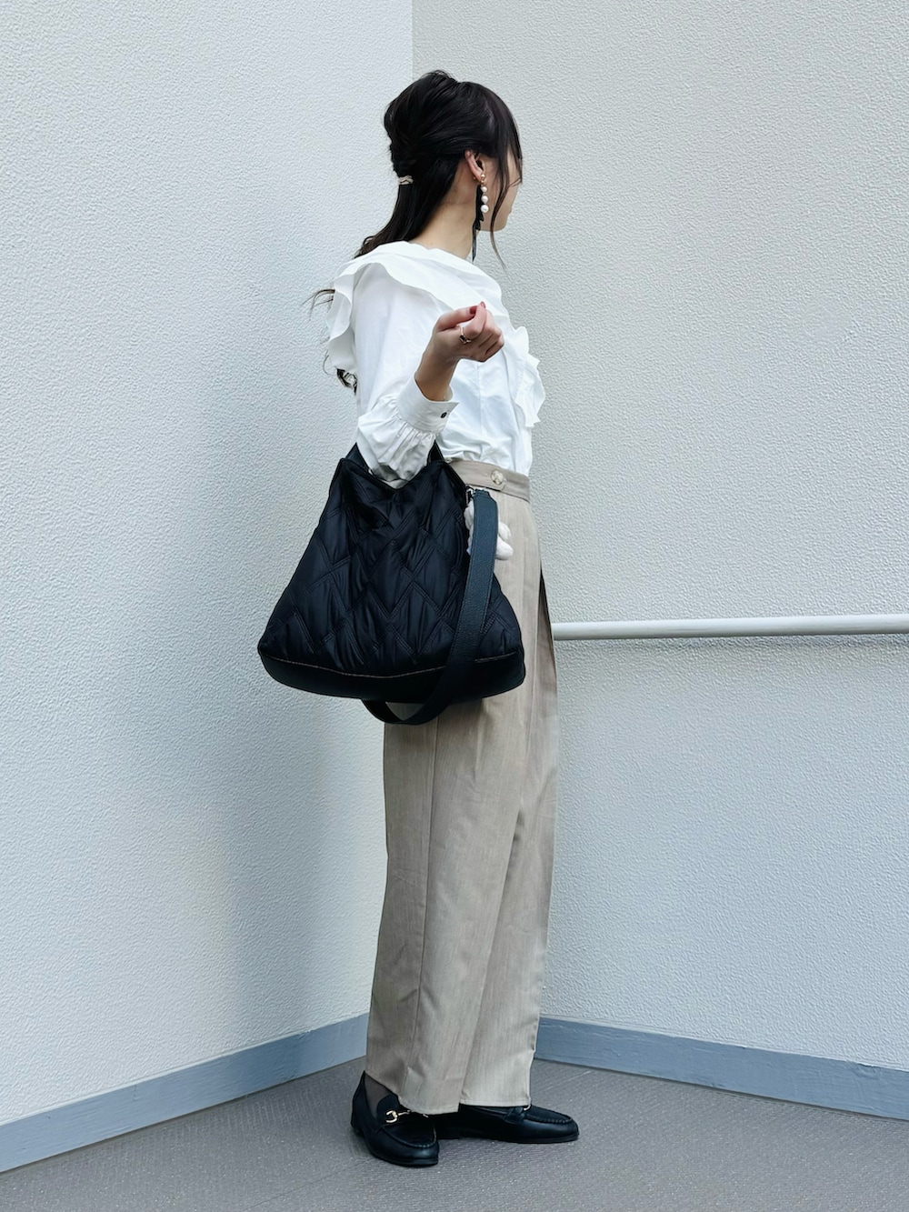 ブラック系のトートバッグ、グリーン系のその他パンツ、ホワイト系のシャツ/ブラウスを着用したレディースの春コーディネートの3枚目の写真