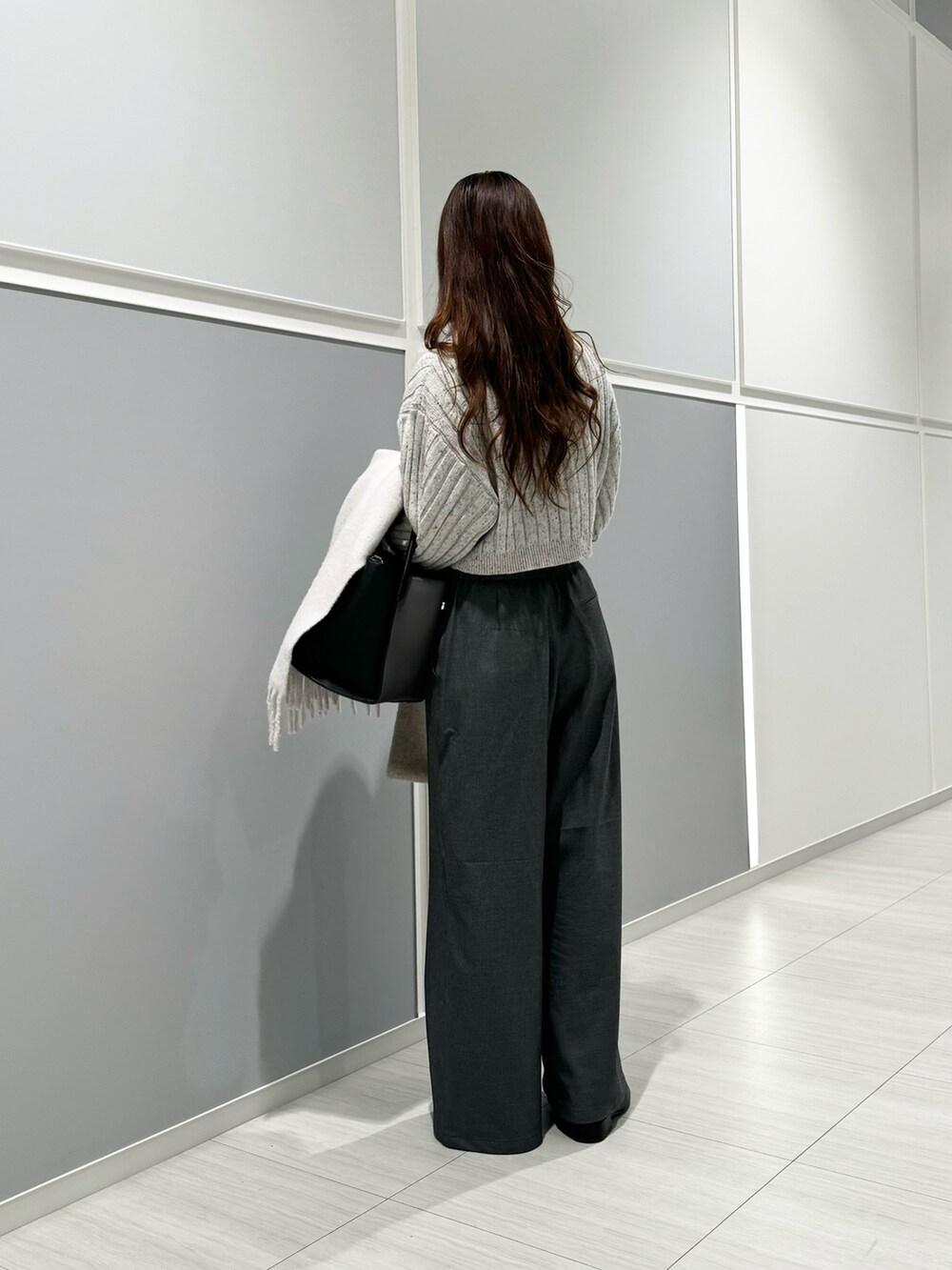 「休日スタイル、お出かけコーデ、大人コーデ、ユニクロ、グレー、ワントーン、シンプルコーデ、パンツスタイル、カーディガン、骨格ウェーブ、冬のコーデ、ワイドパンツ」｜「Eimee Lawのロゴテープリブニットショートカーデ（カーディガン/ボレロ、ホワイト系）」を使った、syrupさん（レディース・162cm）の秋コーディネートの2枚目の写真