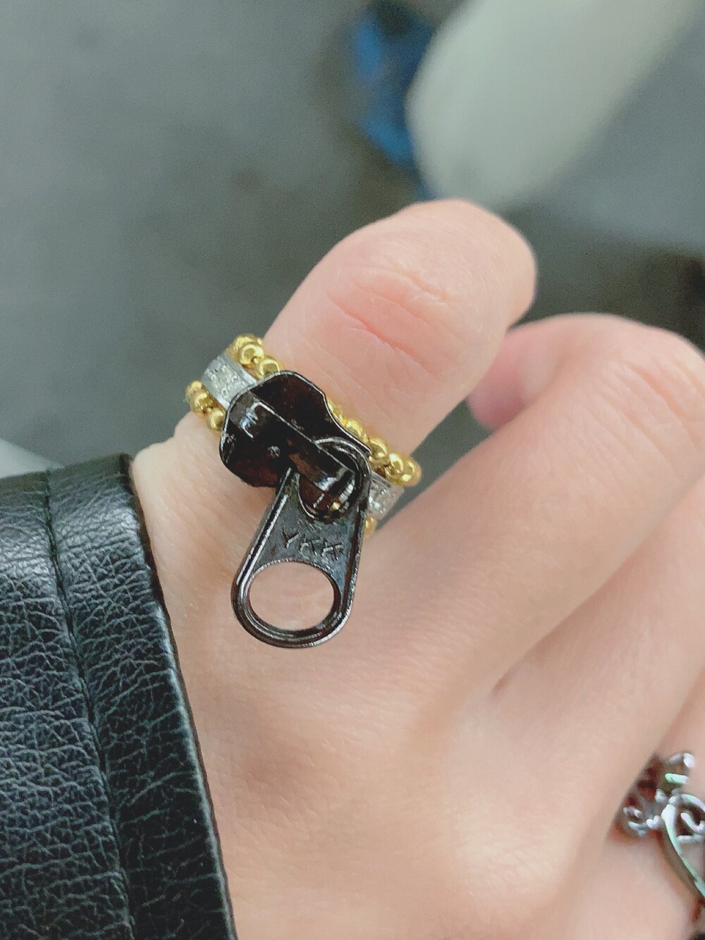 ブルー系のピアス（片耳用）、その他のリング、ブルー系のピアス（片耳用）を着用したレディースの冬コーディネートの4枚目の写真