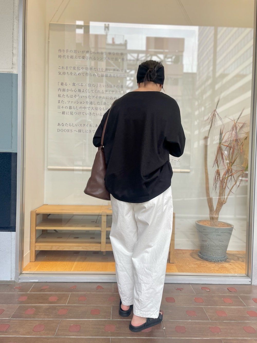 ホワイト系のその他パンツ、ブラウン系のショルダーバッグ、ブラック系のサンダルを着用したレディースの春コーディネートの4枚目の写真