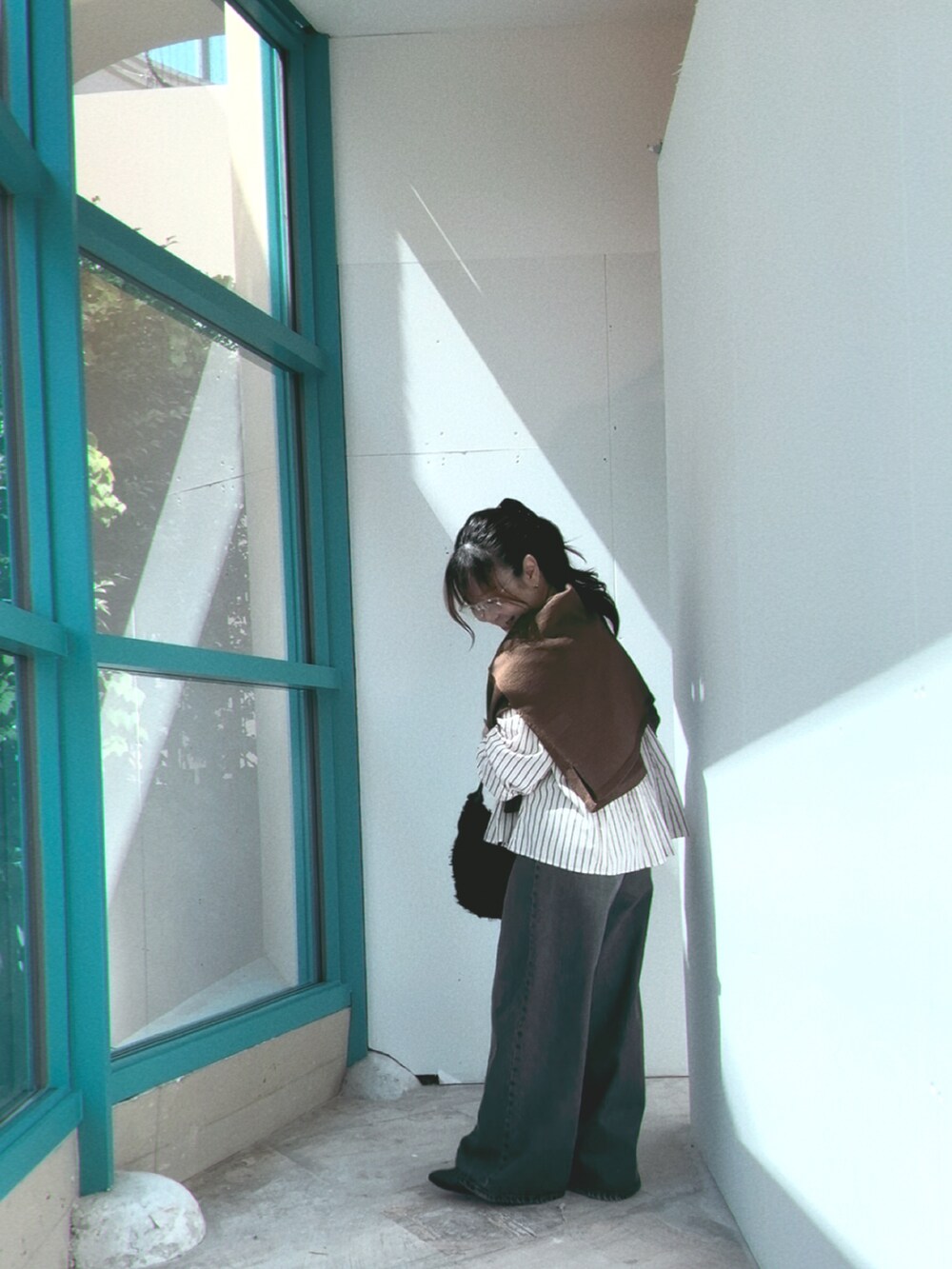 ブラウン系のカーディガン/ボレロ、ホワイト系のシャツ/ブラウス、ブラック系のパンプスを着用したレディースの夏コーディネートの2枚目の写真