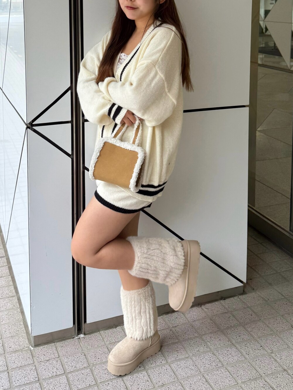 ホワイト系のセットアップを着用したレディースの秋コーディネートの4枚目の写真