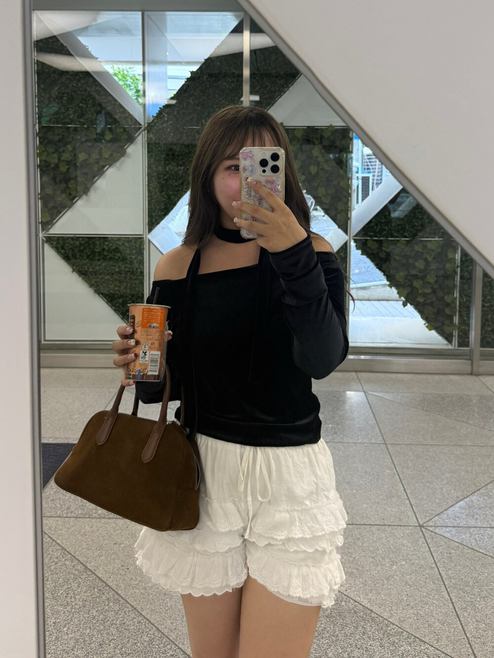 ブラック系のTシャツ/カットソーを着用したレディースの秋コーディネートの3枚目の写真