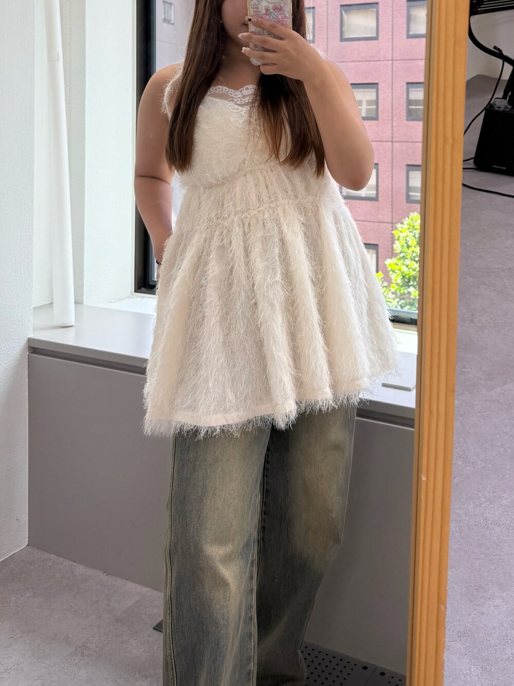 ホワイト系のシャツ/ブラウス、その他のデニムパンツを着用したレディースの夏コーディネートの2枚目の写真