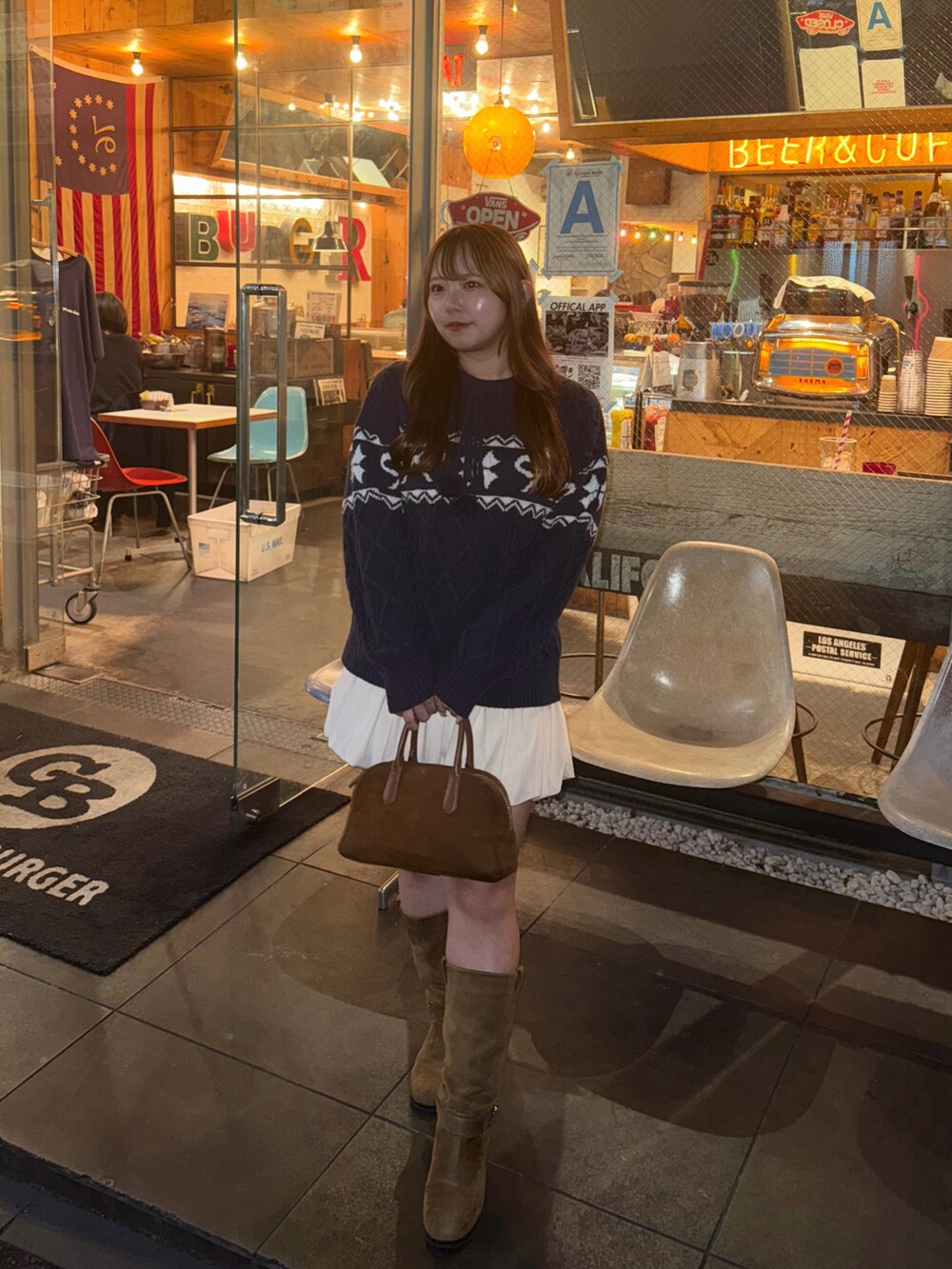 ブルー系のニット/セーターを着用したレディースの秋コーディネートの5枚目の写真